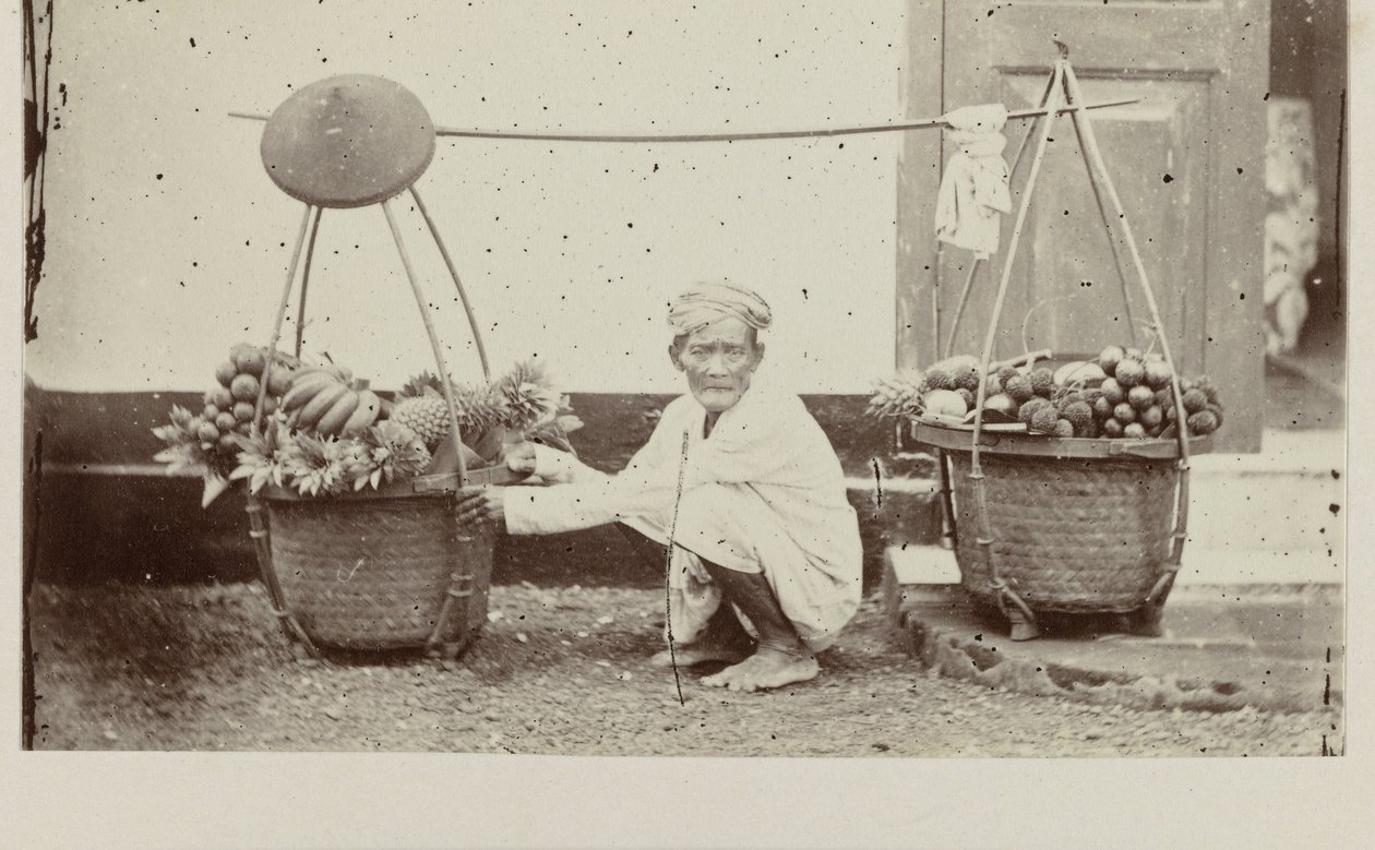 Porteur javanais avec des fruits | Woodbury and Page