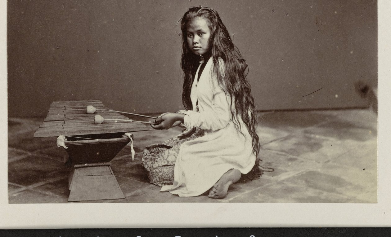 Fille jouant du xylophone - Woodbury and Page
