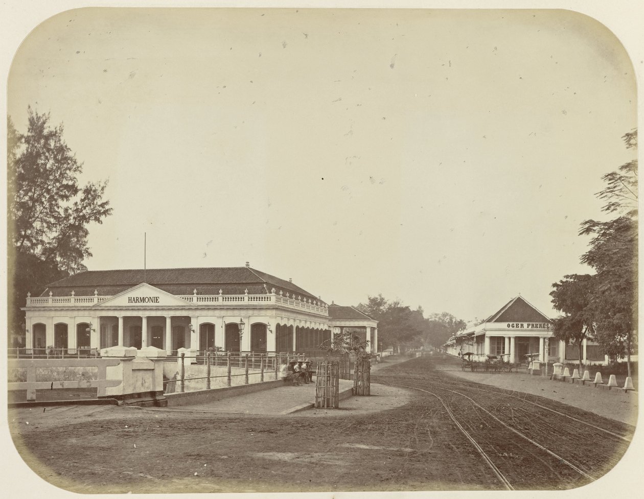 Société Harmonie et le magasin Oger Frères à Batavia - Woodbury and Page