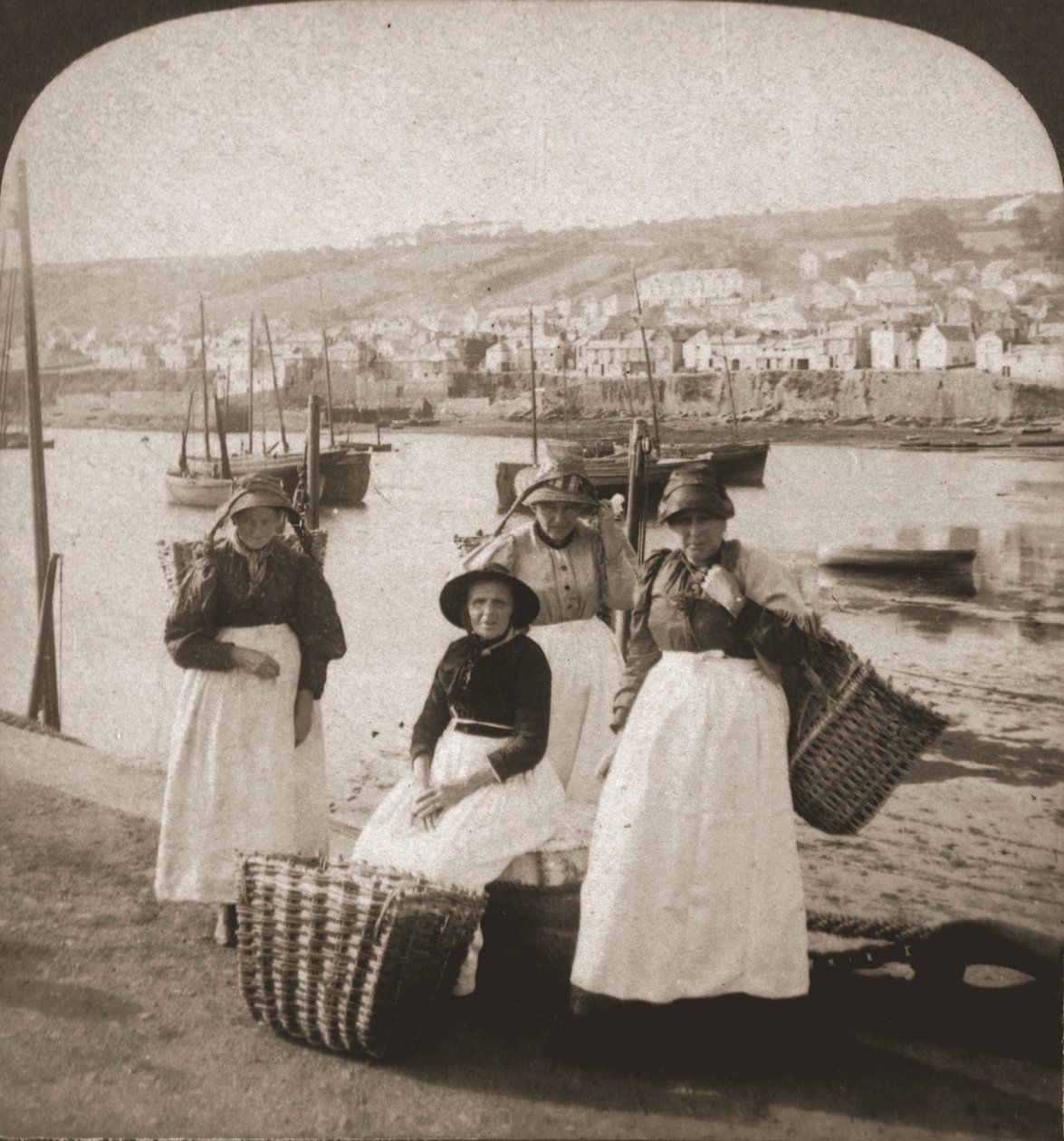 Poissonnières à Newlyn, Cornouailles, 1900 - Works and Sun Sculpture Studios