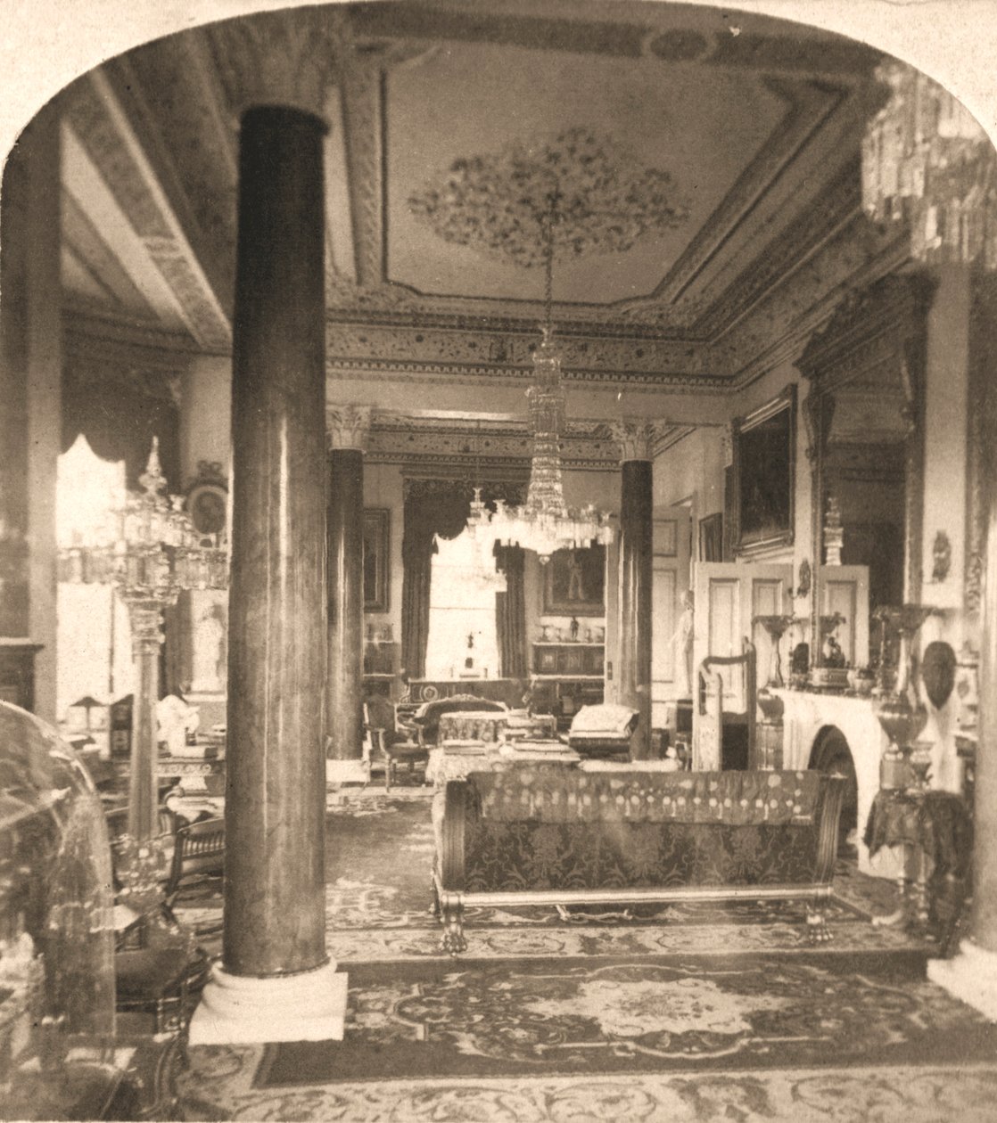 Le salon, résidence marine de la reine Victoria, Osborne House, I.O.W, 1900 - Works and Sun Sculpture Studios