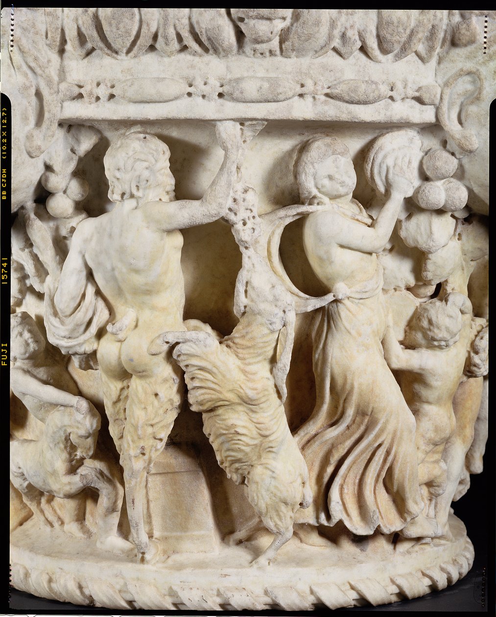 Chapiteau de colonne sculpté représentant Pan taquinant une chèvre cabrée avec une grappe de raisin et une ménade battant la mesure avec un tambourin (détail) - Hippolyte Lalaise Devéria