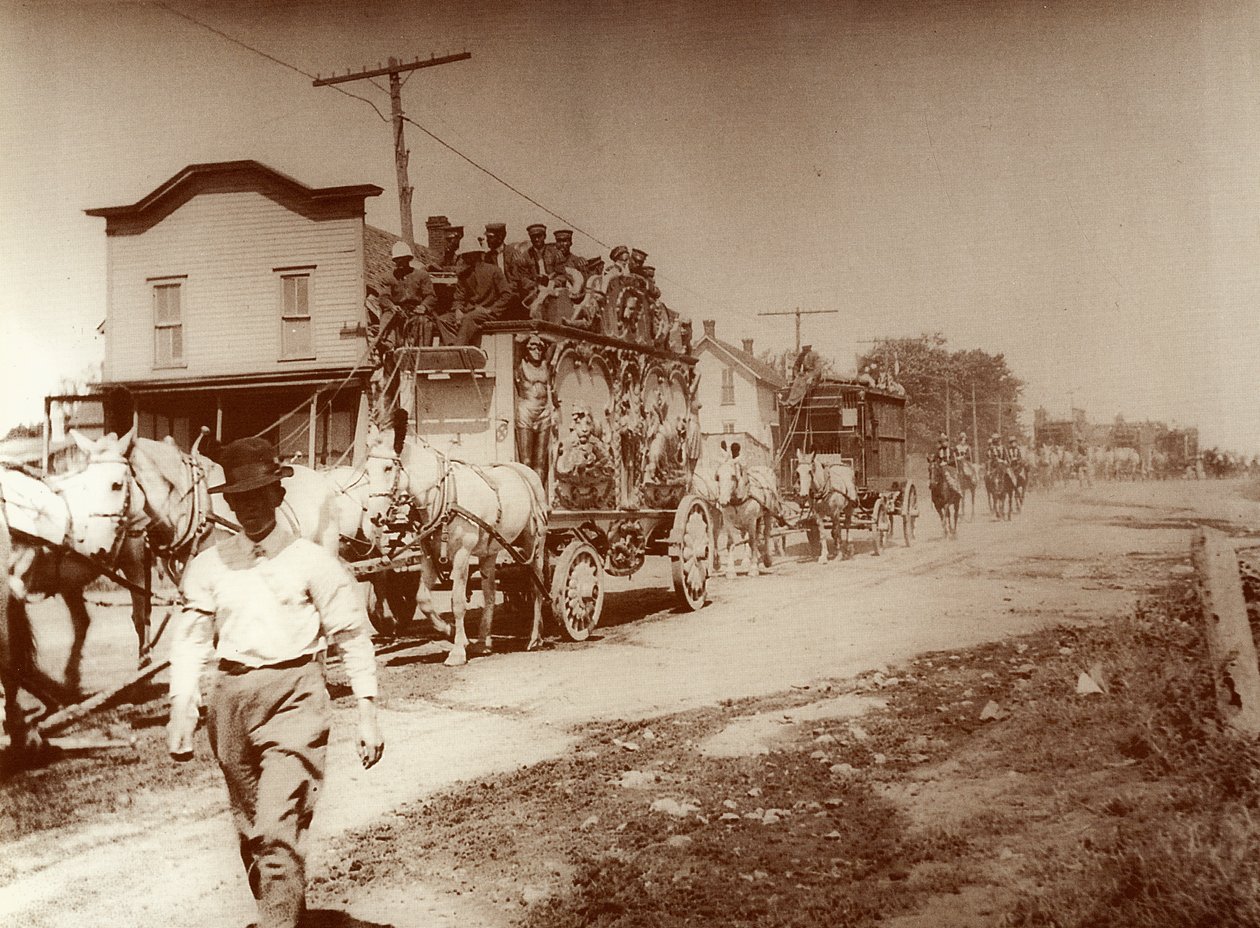 Le cirque arrive en ville, vers 1905 - . .