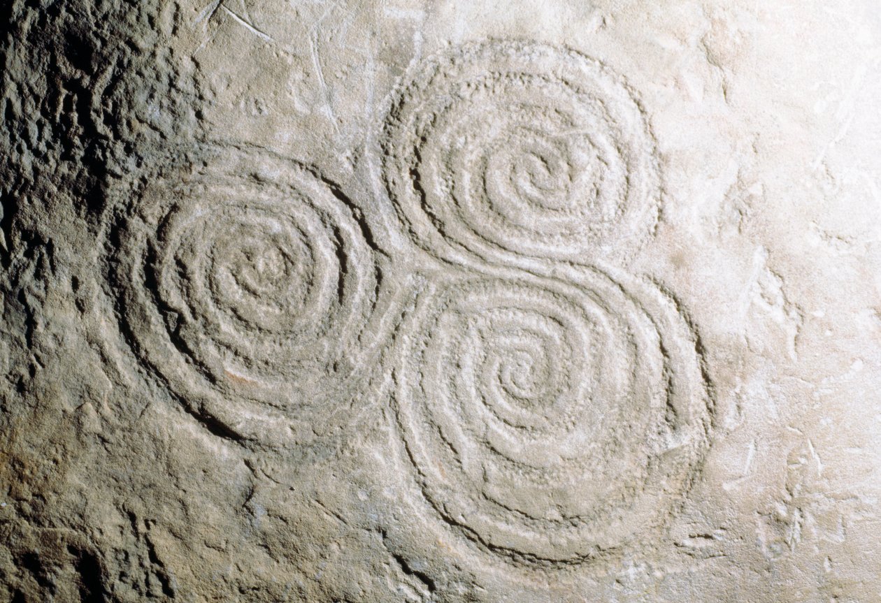 Détail des gravures rupestres curvilignes dans le tombeau à passage de l