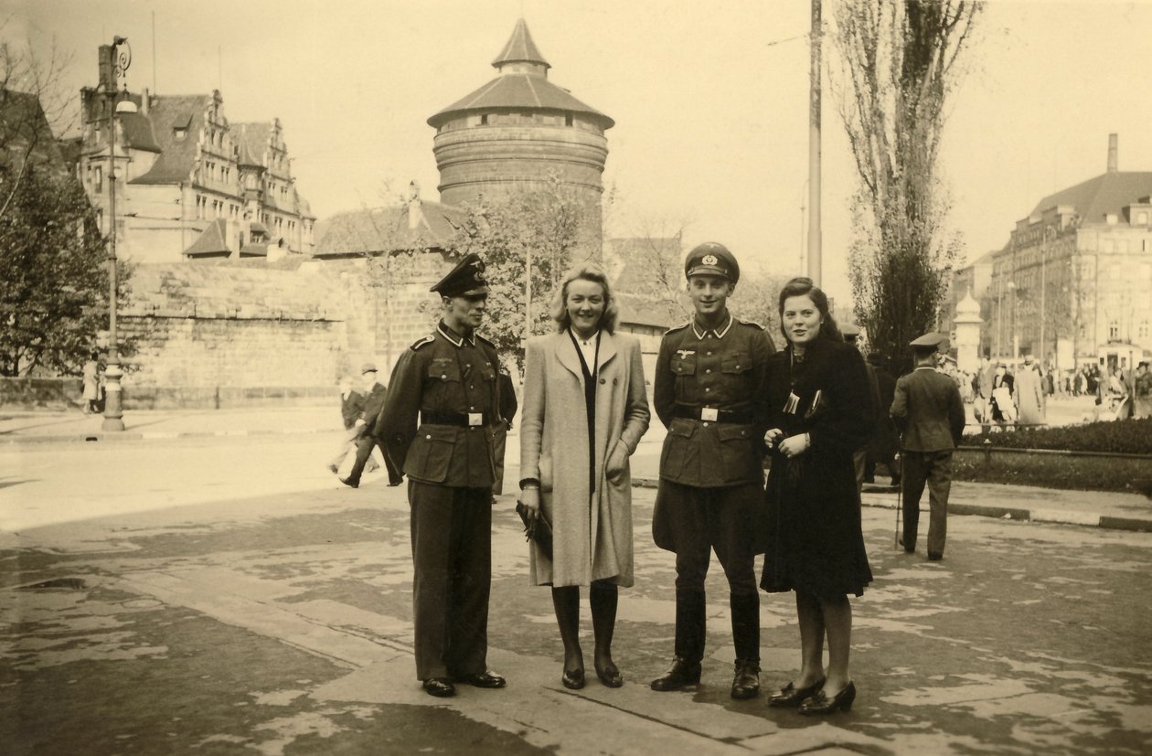 Deuxième guerre mondiale (1939-1945) : deux soldats allemands posant avec leur compagne ou épouse dans la ville de Tours en France - Frederick (attr. to) Barnard