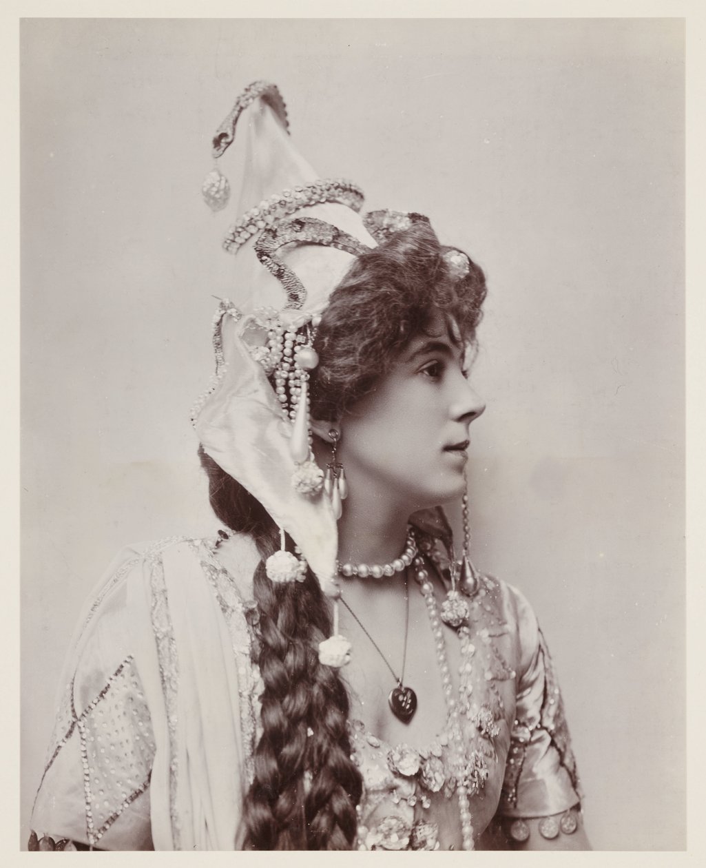 Portrait édouardien, femme en costume exotique - John Pardon