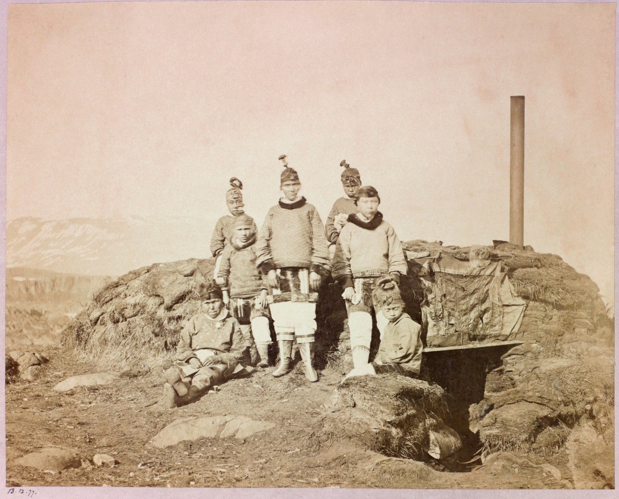 Expédition en Arctique (1875-1876) du capitaine George Nares (1831-1915) : Groupe de femmes indigènes à Disco - Frederick (attr. to) Barnard