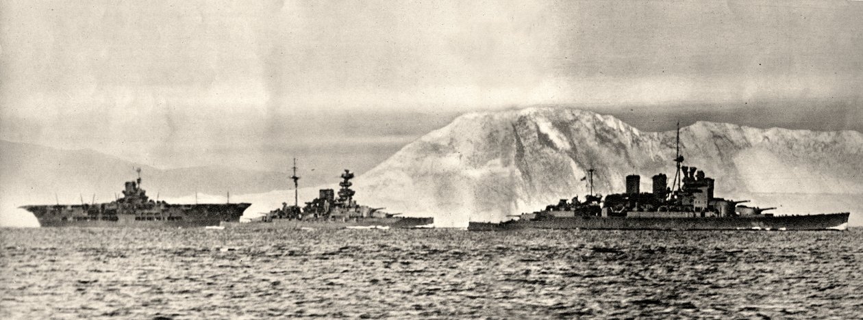 Navires HMS Ark Royal, HMS Malaya et HMS Renown quittant leur base à Gibraltar, vers 1940 - . .