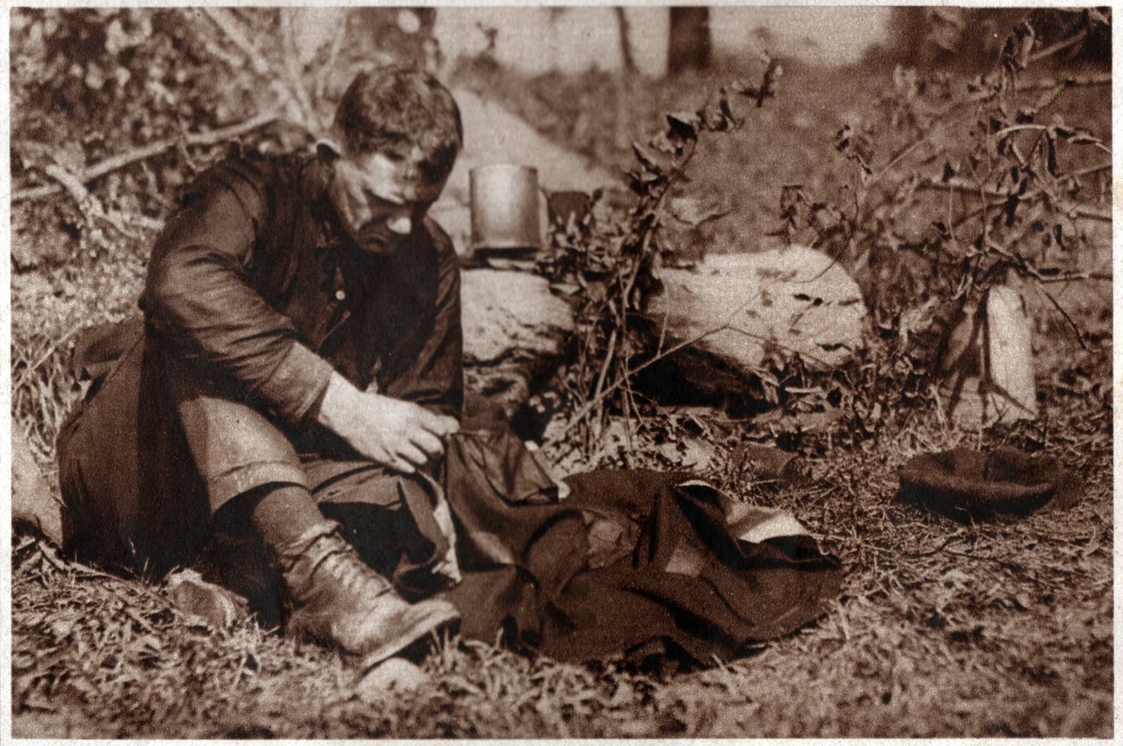Vagabond réparant ses vêtements. 1929 (impression) - . .