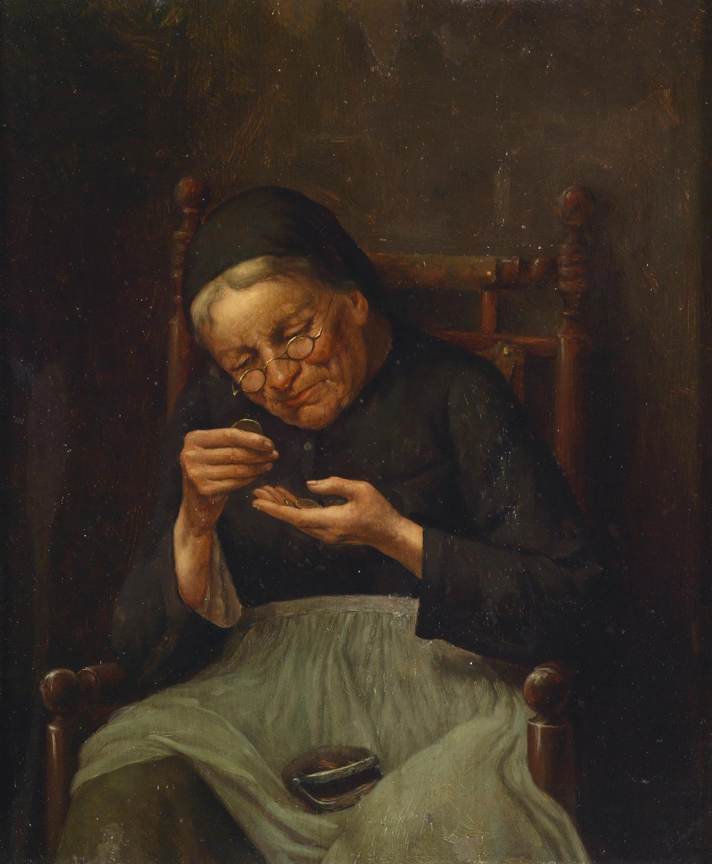 Vieille femme comptant de l