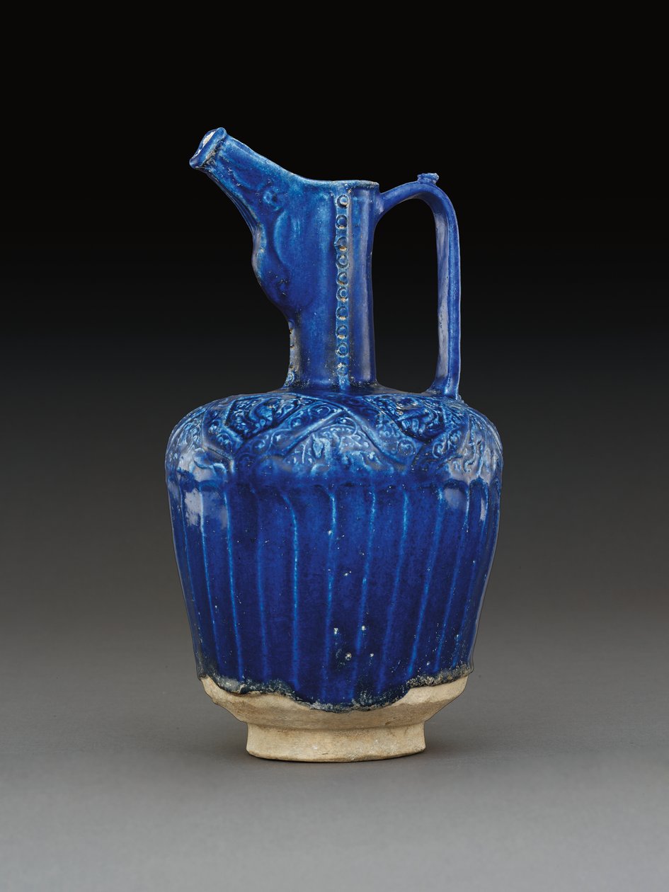 Aiguière en céramique moulée monochrome bleu cobalt de Nishapur, Iran oriental - School Iranian
