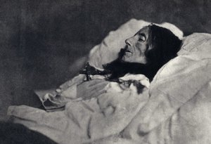 Portrait de la poétesse Marceline Desbordes-Valmore (1786-1859) sur son lit de mort. Photographie par Félix Tournachon dit Nadar (1820-1910) en 1859. Impression par Victor Tournachon, père de Nadar, fin du 19e siècle - Nadar