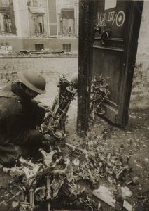 Cambrai, chandeliers attachés en fagots, prêts pour le retrait par les Allemands, mais laissés derrière