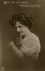 Fille avec chaton (photo n/b)