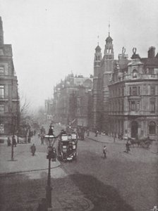 Sloane Square et rue, et église Holy Trinity - (after) English photographer