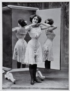 Mannequin présentant le corset Thylda, photo Félix - dans Les Modes, déc. 1907.