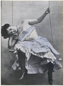 Fille sur une balançoire