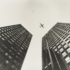 Avion traversant les deux tours, photographie avec  noir, tirages d