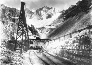 Une station du tramway pour le transport du marbre, dans les Alpes Apuanes (photo n/b)