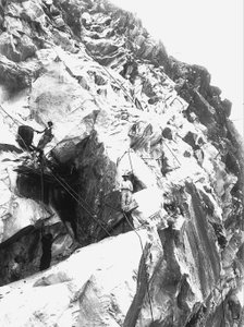 Excavatrices au travail dans une carrière de la firme "Fabbricotti" à Lorano, dans les Alpes apuanes