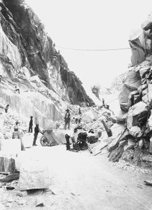 Excavatrices au travail dans une carrière de marbre dans les Alpes apuanes, Toscane