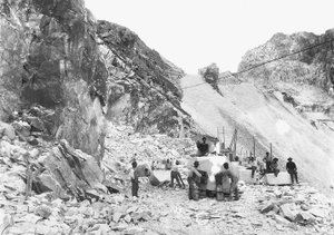 Excavateurs travaillant dans une carrière de marbre dans les Alpes Apuanes, Toscane. Certains sont assis sur des blocs de marbre déjà équarris. (photo n/b)
