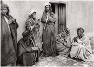 Un mullah enseignant une prière à un jeune homme, Irak, 1925 - A. Kerim