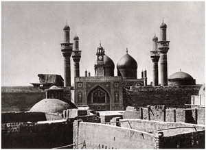 Les dômes dorés et les minarets de la mosquée al-Kadhimiya, Bagdad, Irak, 1925