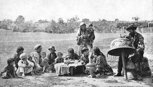 Tziganes réparant un chaudron familial, Hongrie, 1922