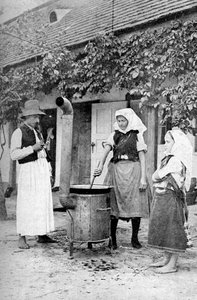 Faire de la gelée à Czinkota, Hongrie, 1922