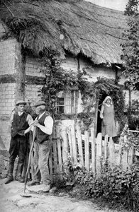 Deux hommes discutant devant un cottage, près de Lucton, Herefordshire, vers 1922