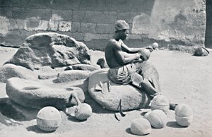 Un homme Yoruba gravant des bols en argile et des jarres à eau, arrière-pays de Lagos, Nigeria - A. W. Gelston