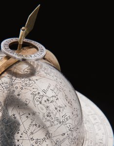 Deux globes terrestres et célestes exceptionnels, soutenus par Hercule et Atlas, Augsbourg