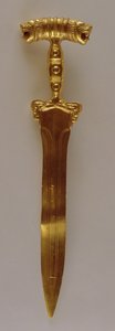 Épée avec décoration de tête de lion double, de Hamadan, Iran - Achaemenid