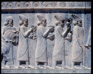 Vue des reliefs des escaliers orientaux : ambassadeurs assyriens apportant des offrandes et des présents