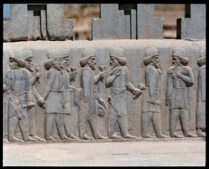 Vue des reliefs des escaliers nord