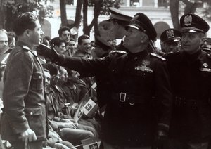Mussolini saluant un soldat