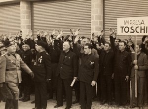 Les ouvriers de la société Mauro Toschi fu Ulisse saluent le Duce Benito Mussolini lors de l