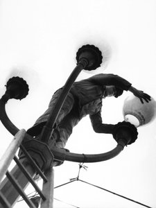 Jeune allumeur de réverbères, Italie, vers 1960