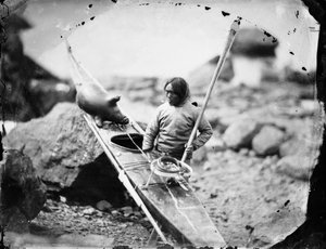 Inuit avec un kayak