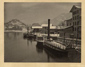 Bateaux à vapeur sur le lac à leur mouillage d