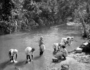 Femmes lavant des vêtements dans la rivière, Port Antonio, Jamaïque