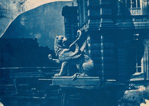 Sculpture de griffon sur un chantier à Marseille
