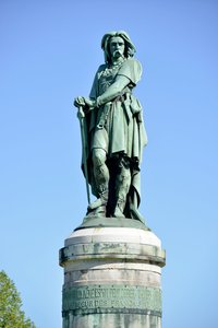 Statue colossale de Vercingétorix (72-46 av. J.-C.), chef gaulois - Aime Millet