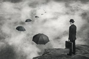 Un homme et des parapluies flottants