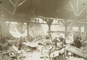 Hommes dans un atelier martelant des feuilles de cuivre pour la construction de la Statue de la Liberté, 1883 - Albert Fernique