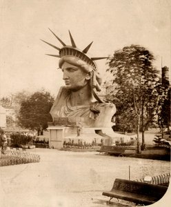 La tête de la Statue de la Liberté exposée à Paris, 1883