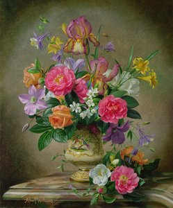 Pivoines et iris dans un vase en céramique