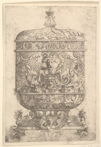 Gobelet couvert avec grotesques sur fond blanc