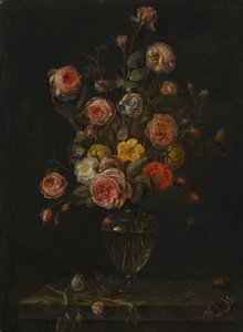 Nature morte avec des roses rouges, blanches et roses dans un vase en verre sur une corniche en pierre avec des papillons, une sauterelle et un scarabée.